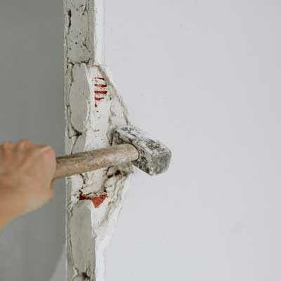 entkernungsarbeiten-an-einer-wand entkernungsarbeiten-an-einer-wand