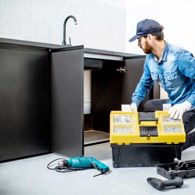 handwerker-baut-eine-küche-ab handwerker-baut-eine-küche-ab